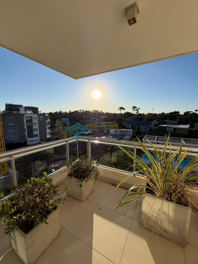 Apartamento en Venta en Brava, frente al mar, parrillero propio, 3 suites, 200 m2.