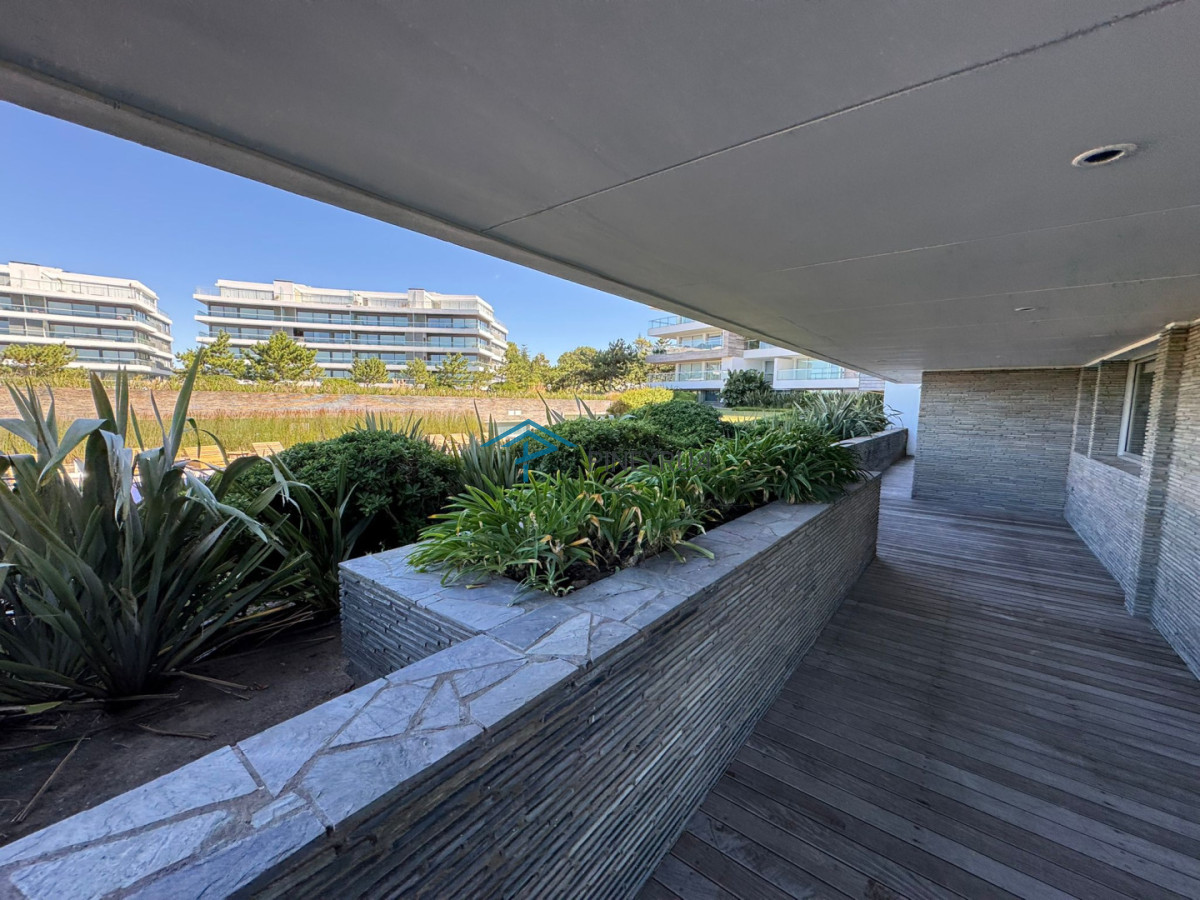 Venta de Apartamento frente al mar, Parada 28 de la Brava en Punta del Este.