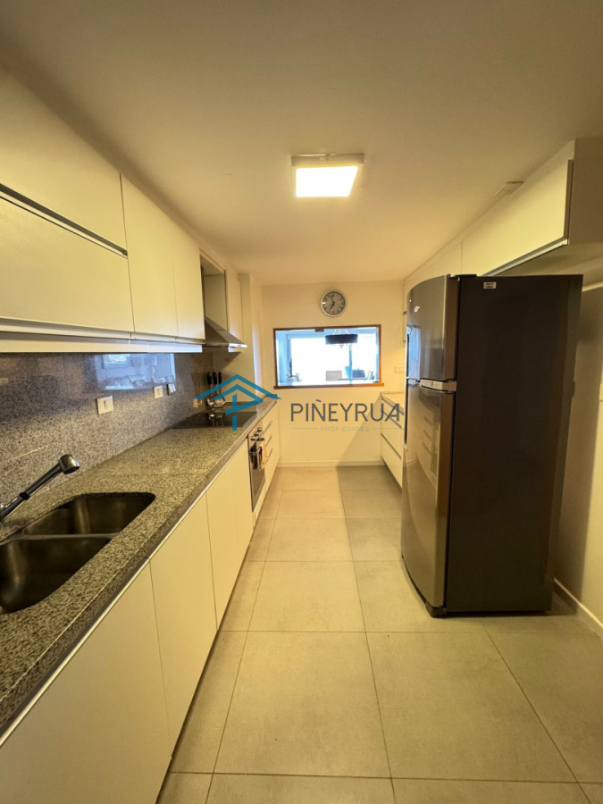 Apartamento en Brava, Primera Línea, 2 suites, terraza al frente con vista al mar.