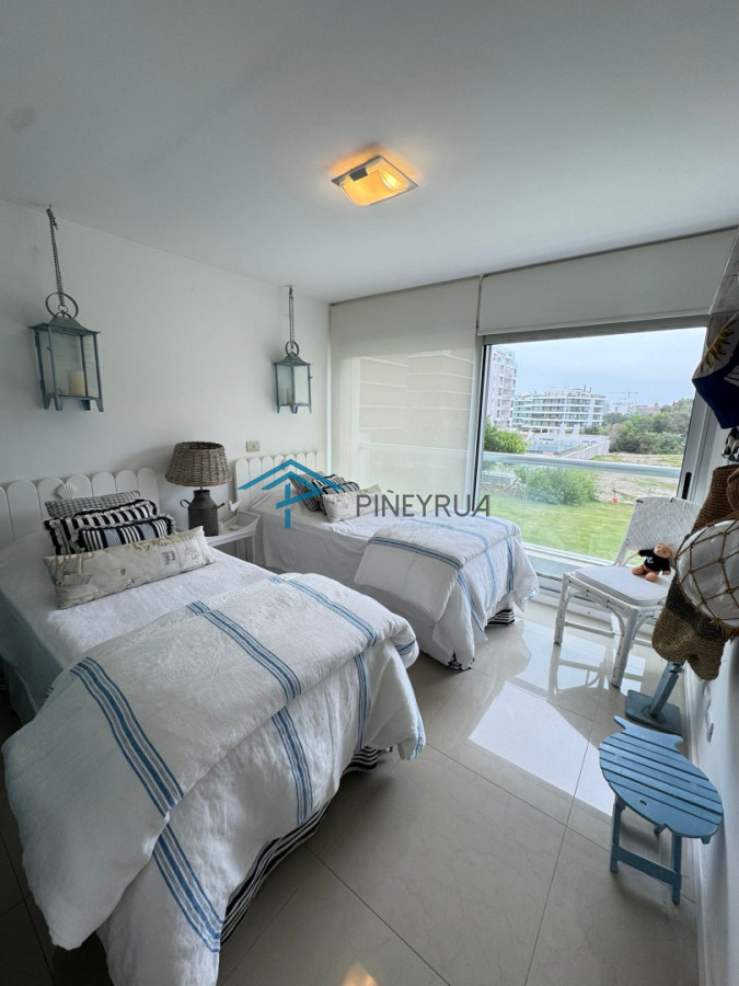 Apartamento en Venta en Brava, primera línea. 3 suites, dep. servicio. Full amenities