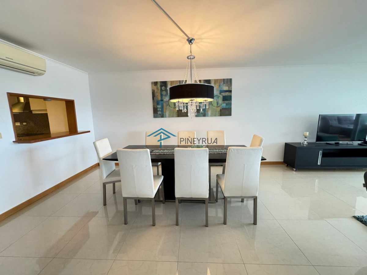 Apartamento en Brava, Primera Línea, 2 suites, terraza al frente con vista al mar.