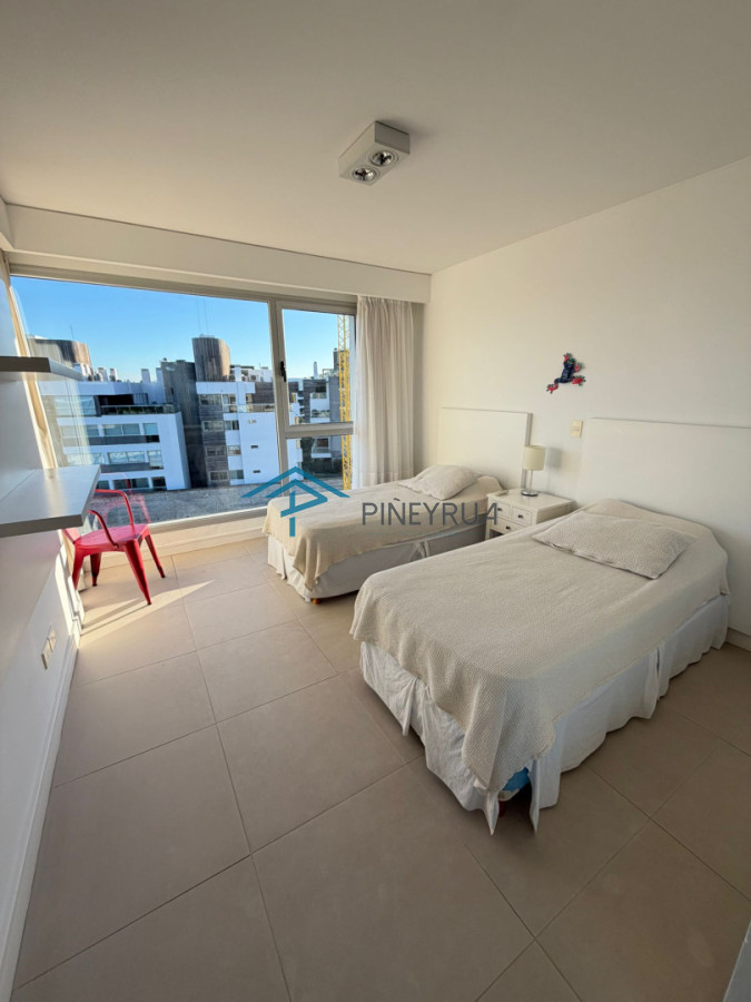 Apartamento en Venta en Brava, frente al mar, parrillero propio, 3 suites, 200 m2.