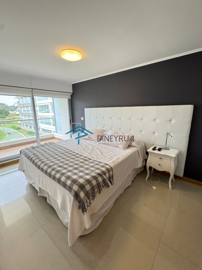 Apartamento en Brava, Primera Línea, 2 suites, terraza al frente con vista al mar.