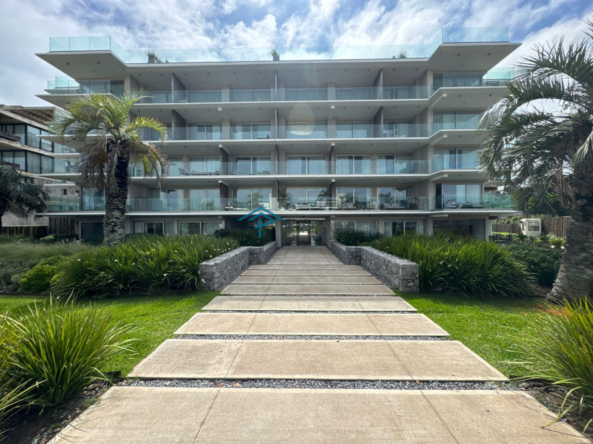 Manantiales, primera línea, 2 suites, terraza al frente con vista al mar.