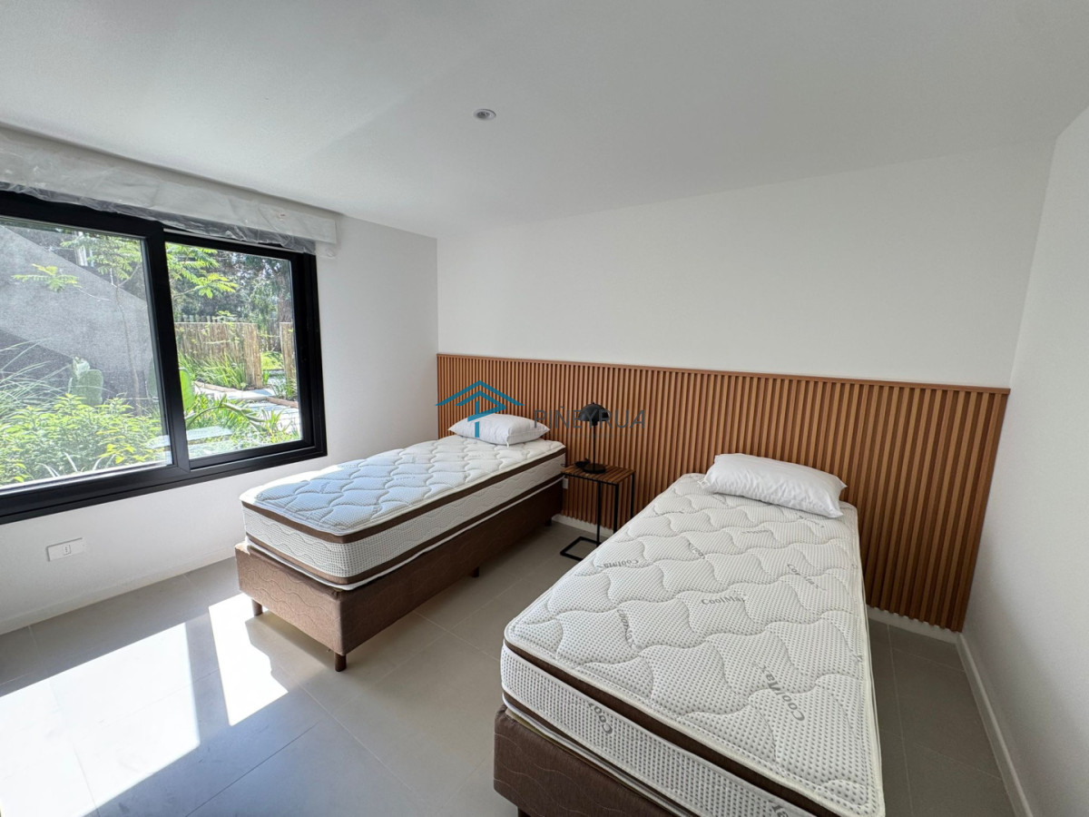 Venta apartamento tipo casa de 3 dormitorios con jardín en Bosque Suspiros - La Barra