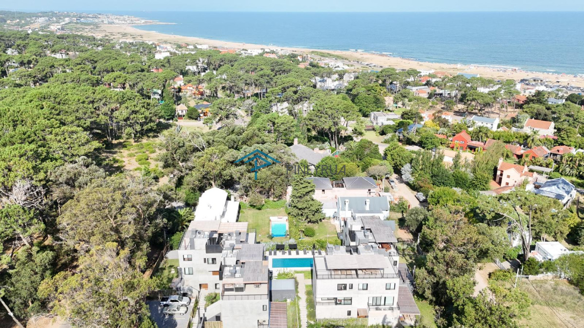 Venta apartamento tipo casa de 3 dormitorios con jardín en Bosque Suspiros - La Barra