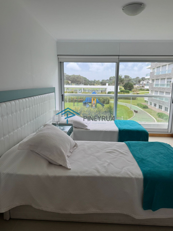 Apartamento en Brava, Primera Línea, 2 suites, terraza al frente con vista al mar.