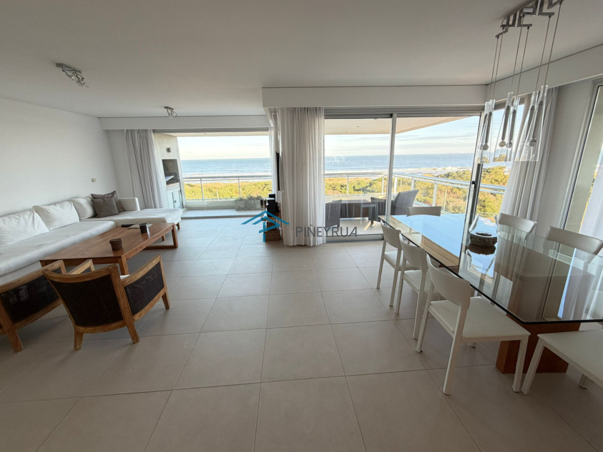 Apartamento en Venta en Brava, frente al mar, parrillero propio, 3 suites, 200 m2.