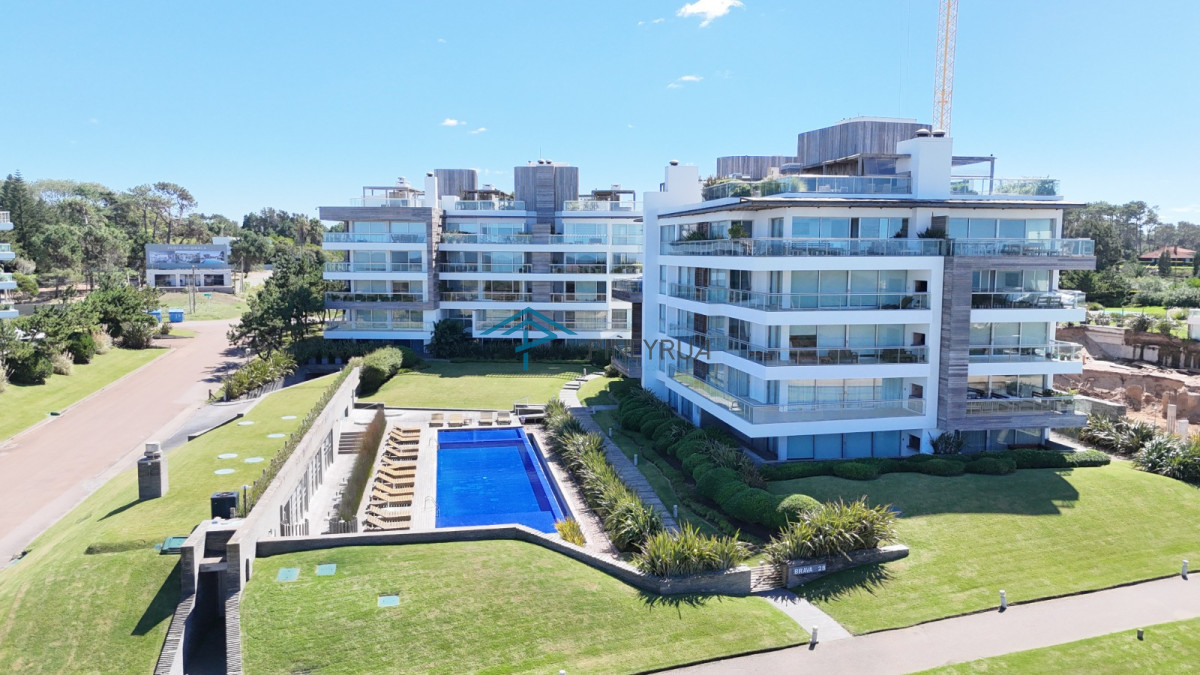 Venta de Apartamento frente al mar, Parada 28 de la Brava en Punta del Este.