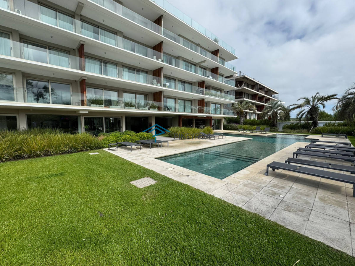 Manantiales, primera línea, 2 suites, terraza al frente con vista al mar.