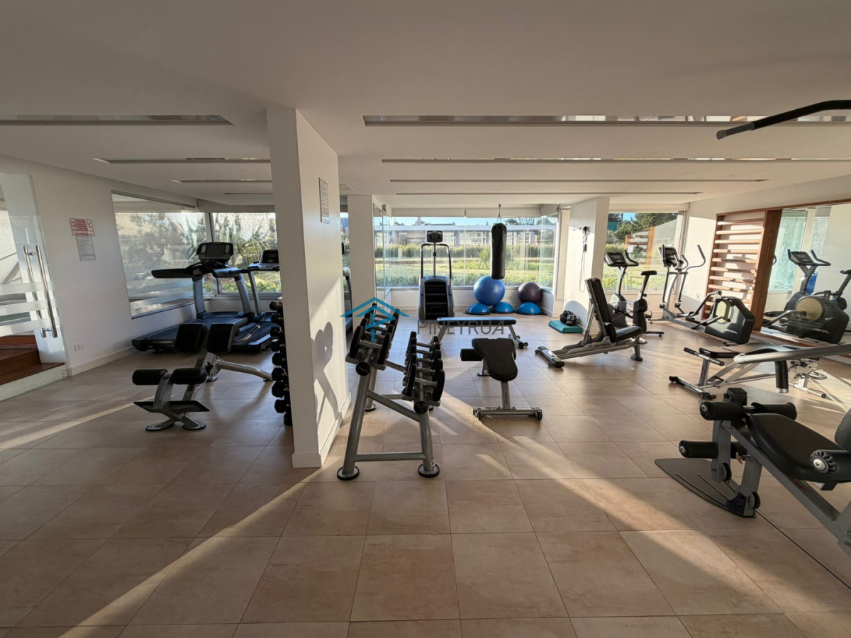 Apartamento en Venta en Brava, frente al mar, parrillero propio, 3 suites, 200 m2.