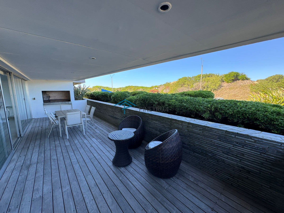 Venta de Apartamento frente al mar, Parada 28 de la Brava en Punta del Este.