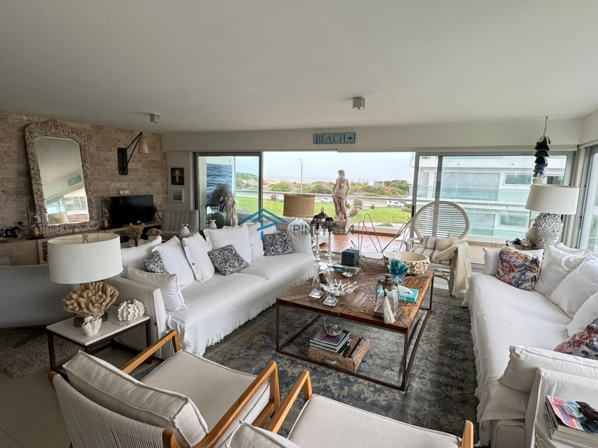 Apartamento en Venta en Brava, primera línea. 3 suites, dep. servicio. Full amenities