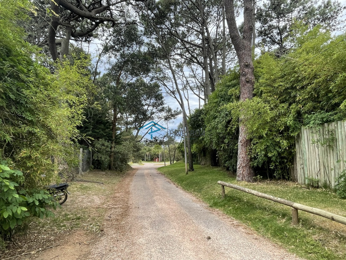 Casa ID.131 - CASA EN VENTA EN ZONA TRANQUILA DE LA BARRA 3 DORMITORIOS Y PILETA