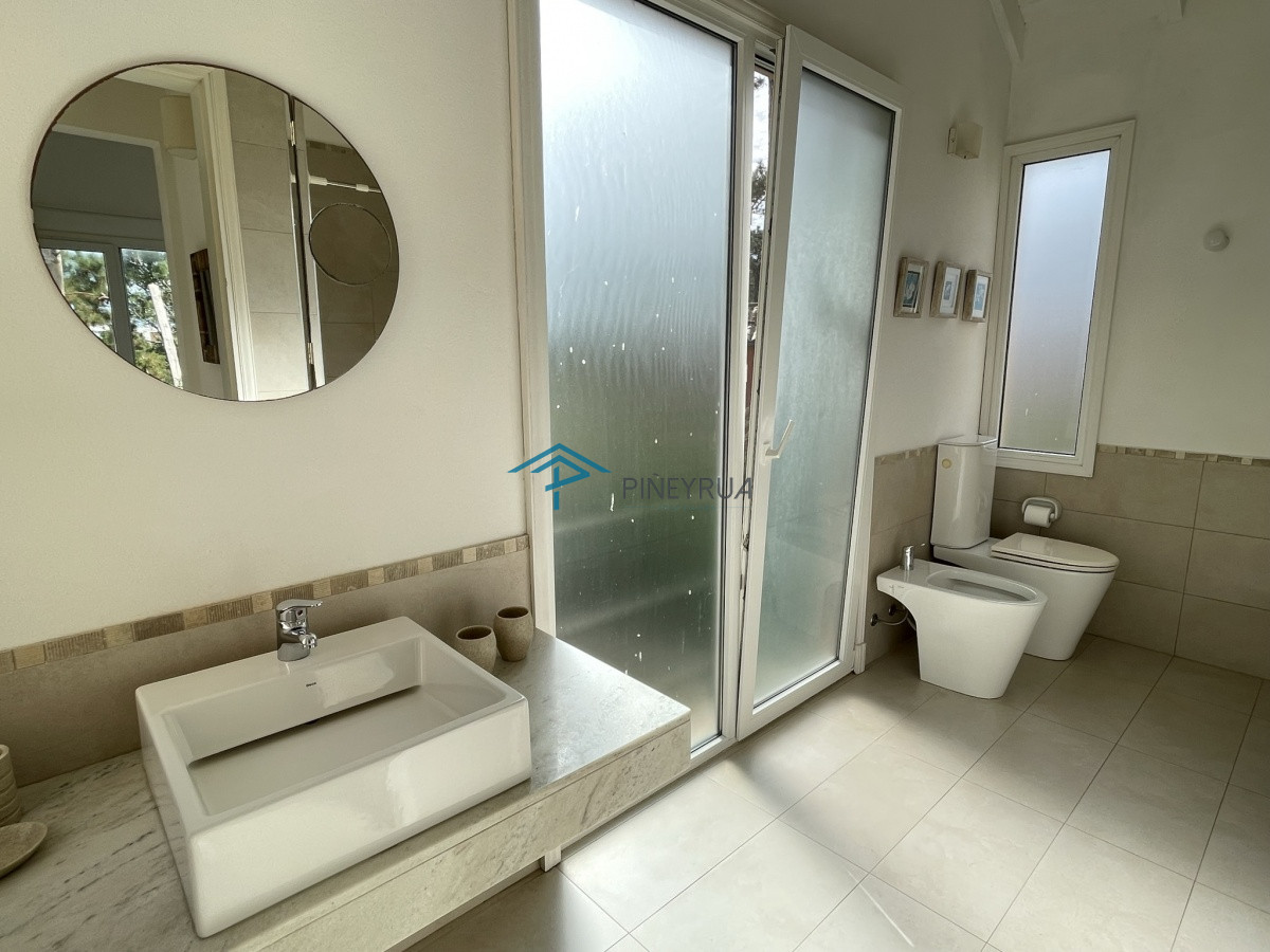 Casa ID.130 - MODERNA PROPIEDAD EN VENTA EN EL CLUB LAGUNA BLANCA 5 DORMITORIOS