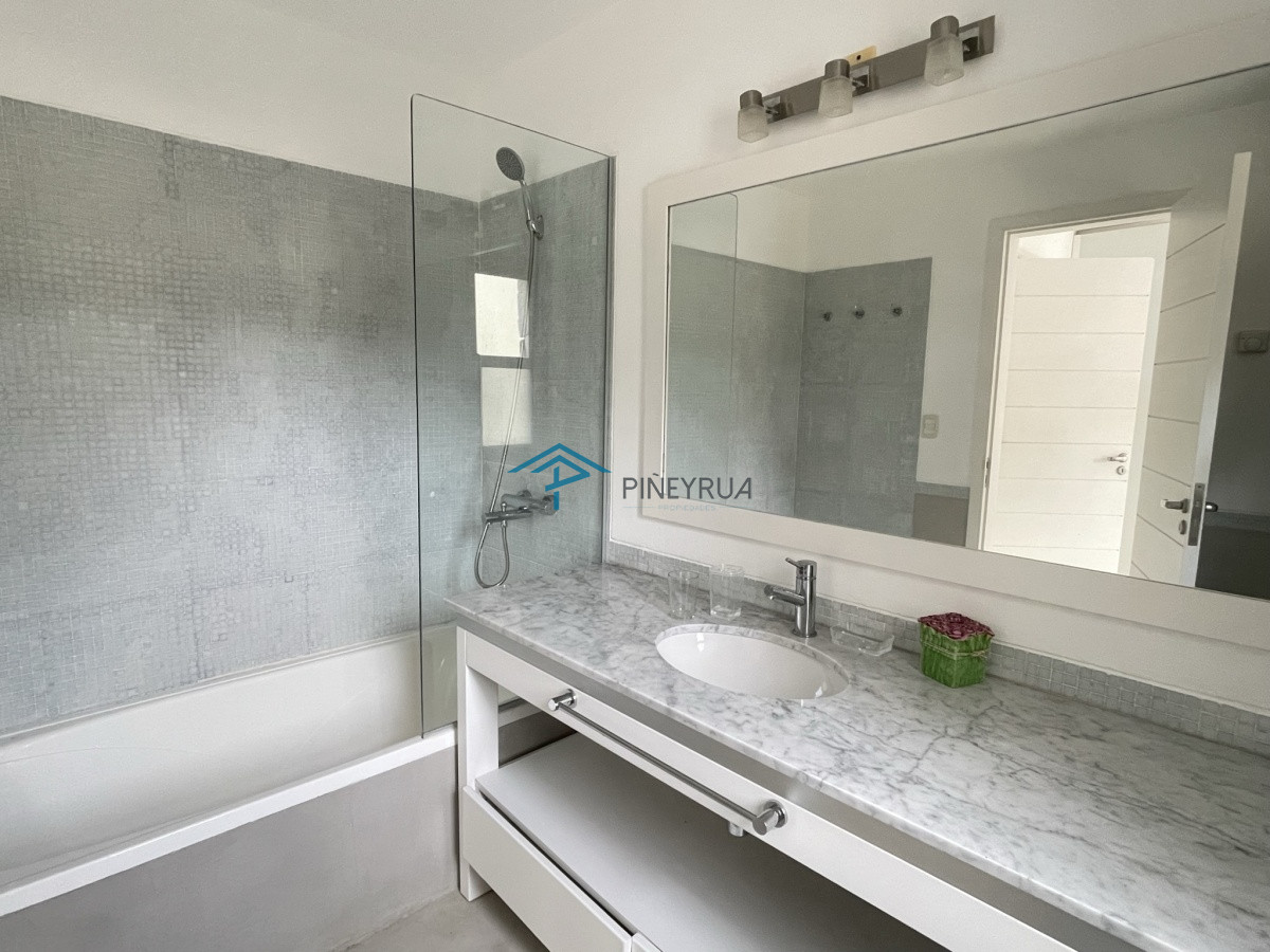 Casa ID.122 - EXCELENTE PROPIEDAD EN VENTA EN LAGUNA BLANCA 4 DORMITORIOS