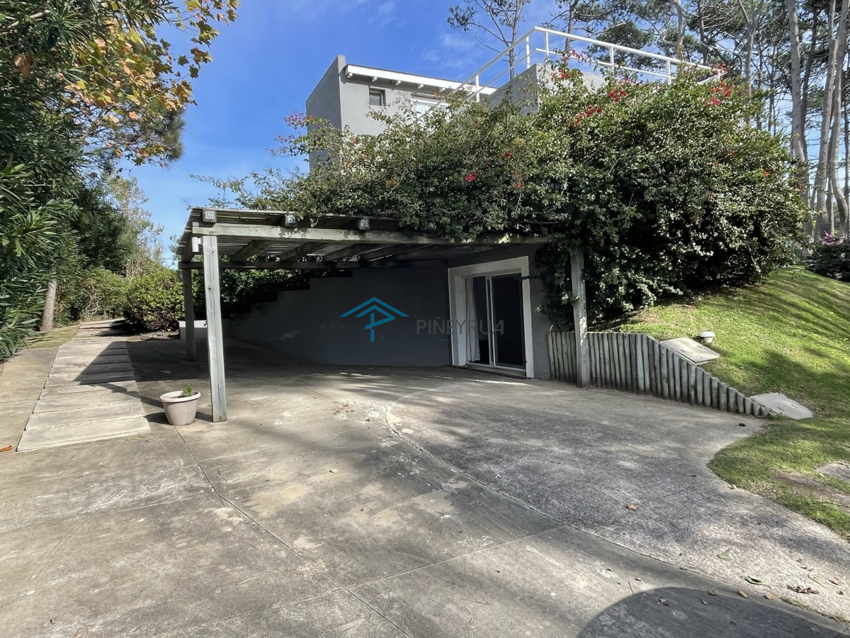Casa ID.129 - EXCELENTE PROPIEDAD EN VENTA EN LAGUNA BLANCA 5 DORMITORIOS