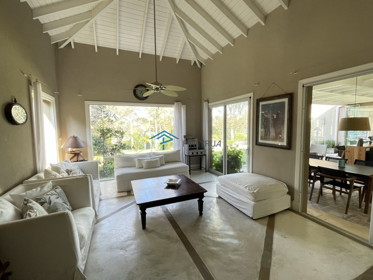 Casa ID.212 - ESPECTACULAR PROPIEDAD EN VENTA EN EL CLUB DE LA BARRA 