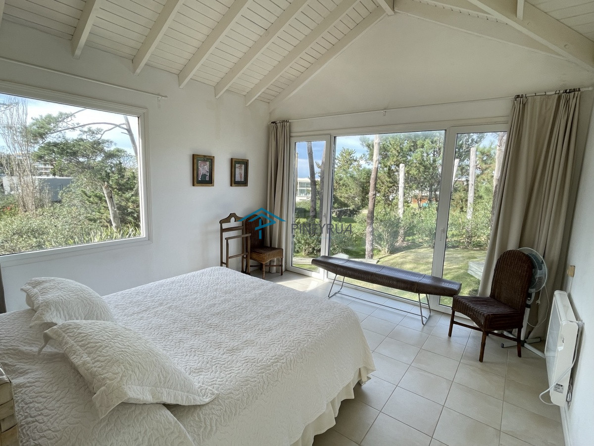 Casa ID.130 - MODERNA PROPIEDAD EN VENTA EN EL CLUB LAGUNA BLANCA 5 DORMITORIOS