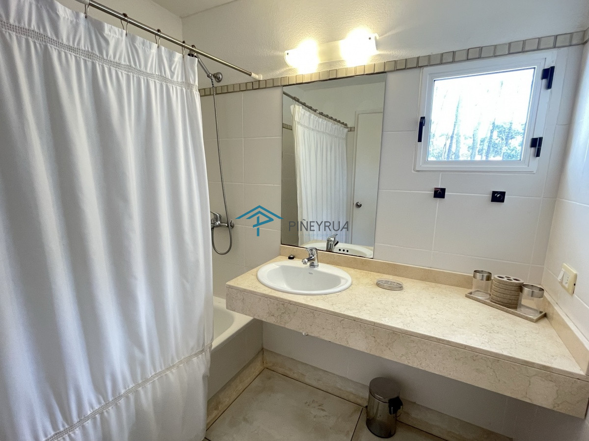 Casa ID.129 - EXCELENTE PROPIEDAD EN VENTA EN LAGUNA BLANCA 5 DORMITORIOS