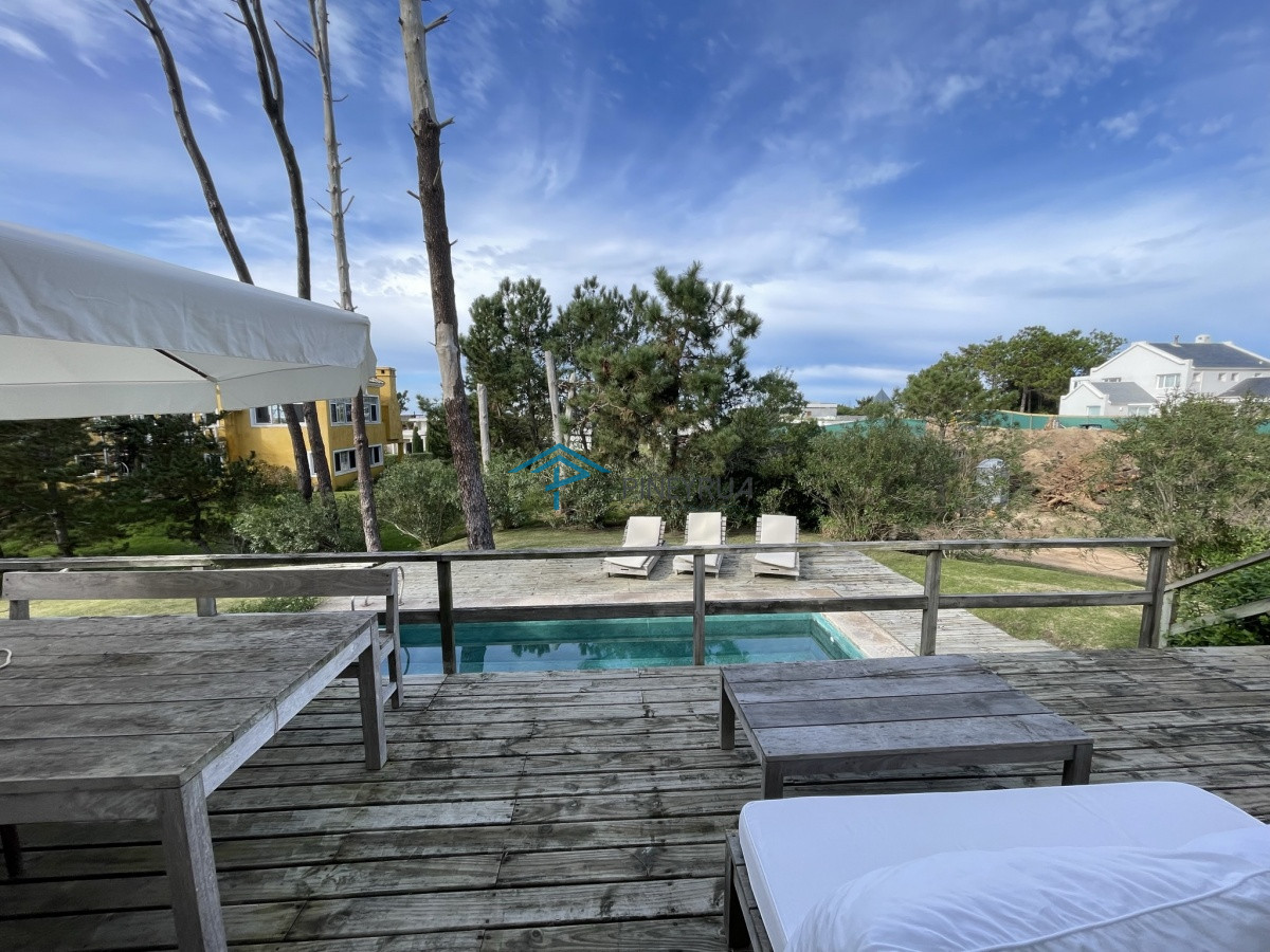 Casa ID.130 - MODERNA PROPIEDAD EN VENTA EN EL CLUB LAGUNA BLANCA 5 DORMITORIOS