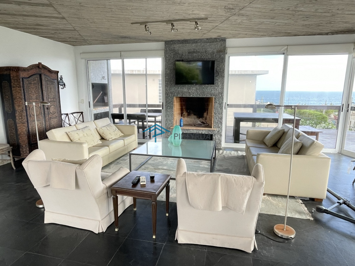 Casa ID.211 - EN VENTA COMODA CASA EN EL CHORRO CON PISCINA 5 DORMITORIOS