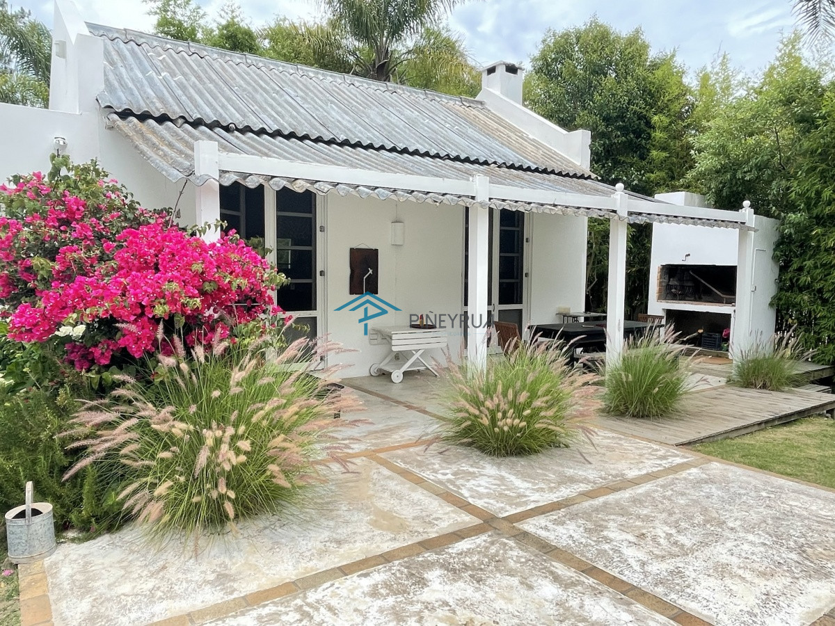 Casa ID.131 - CASA EN VENTA EN ZONA TRANQUILA DE LA BARRA 3 DORMITORIOS Y PILETA