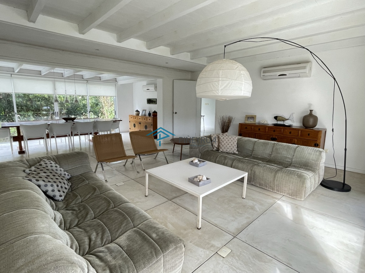 Casa ID.129 - EXCELENTE PROPIEDAD EN VENTA EN LAGUNA BLANCA 5 DORMITORIOS