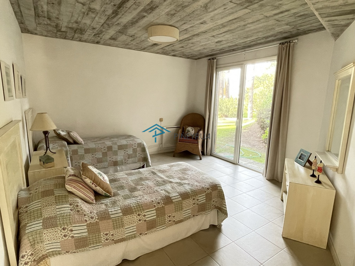 Casa ID.130 - MODERNA PROPIEDAD EN VENTA EN EL CLUB LAGUNA BLANCA 5 DORMITORIOS