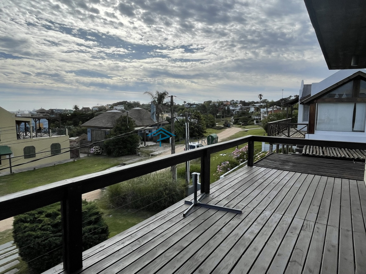 Casa ID.211 - EN VENTA COMODA CASA EN EL CHORRO CON PISCINA 5 DORMITORIOS