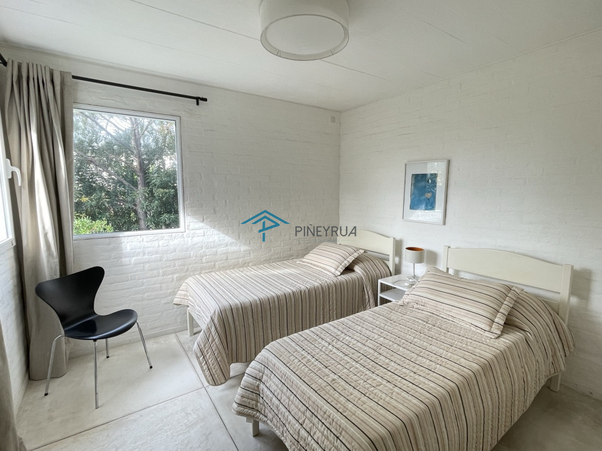 Casa ID.129 - EXCELENTE PROPIEDAD EN VENTA EN LAGUNA BLANCA 5 DORMITORIOS
