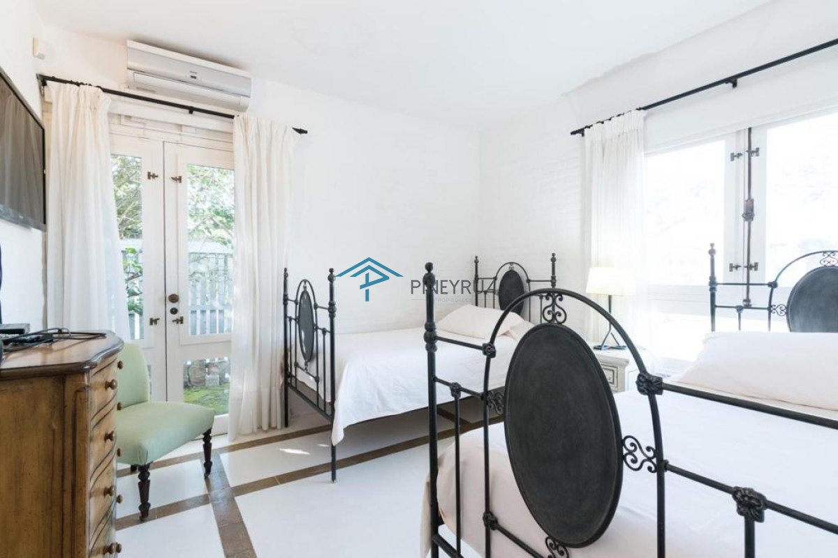 Casa ID.175 - EN VENTA CASA EN MONTOYA CON VISTA AL MAR Y PISCINA 4 DORMITORIOS