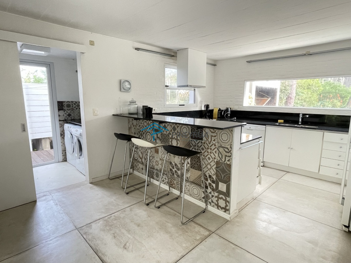 Casa ID.129 - EXCELENTE PROPIEDAD EN VENTA EN LAGUNA BLANCA 5 DORMITORIOS