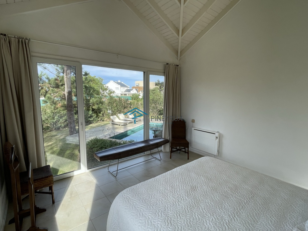 Casa ID.130 - MODERNA PROPIEDAD EN VENTA EN EL CLUB LAGUNA BLANCA 5 DORMITORIOS