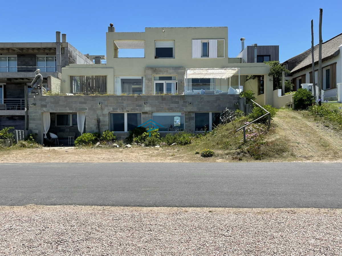 Casa ID.97 - PROPIEDAD EN VENTA CON EXCELENTE UBICACIÓN FRENTE A LA PLAYA EN LA BARRA