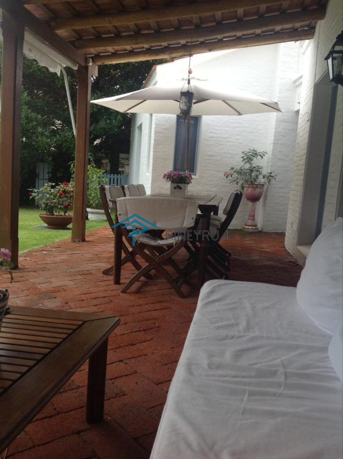 Casa ID.175 - EN VENTA CASA EN MONTOYA CON VISTA AL MAR Y PISCINA 4 DORMITORIOS