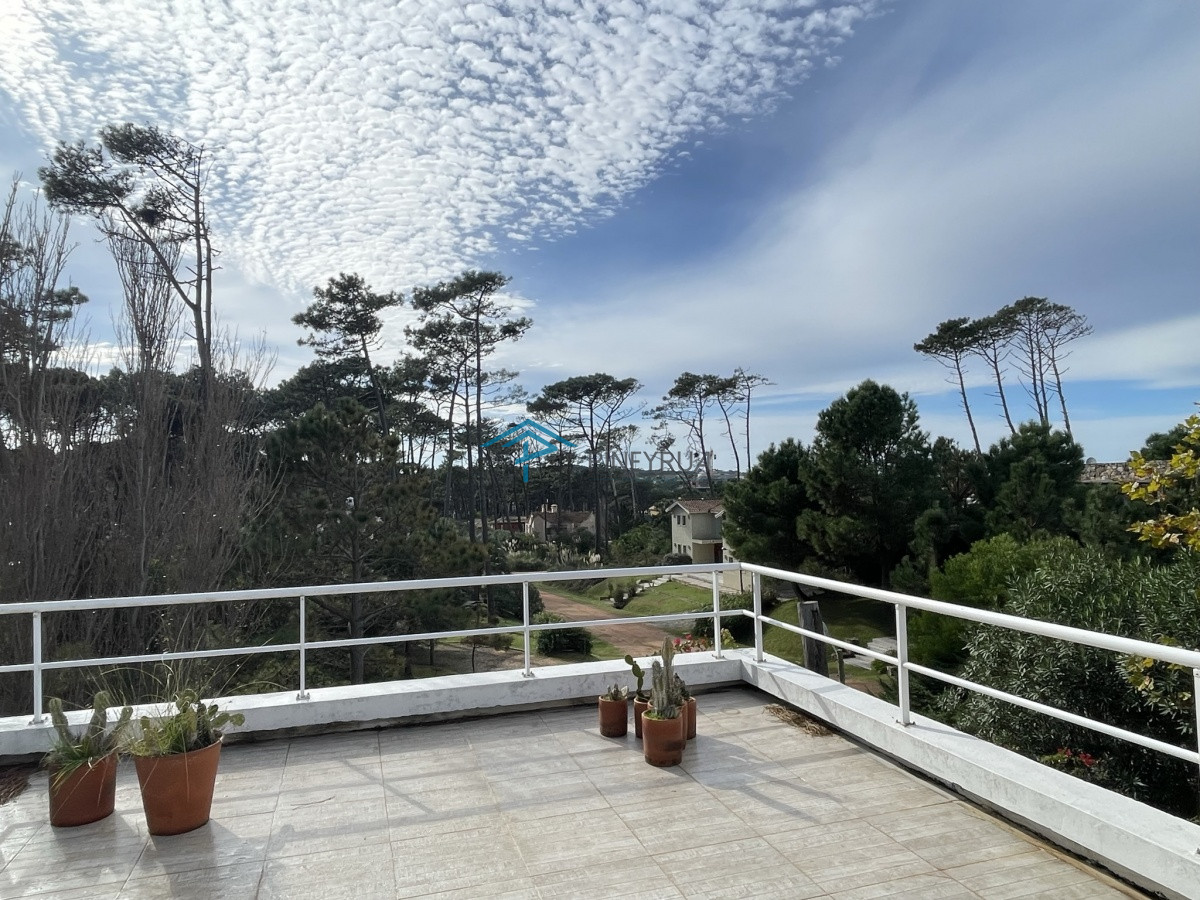 Casa ID.129 - EXCELENTE PROPIEDAD EN VENTA EN LAGUNA BLANCA 5 DORMITORIOS