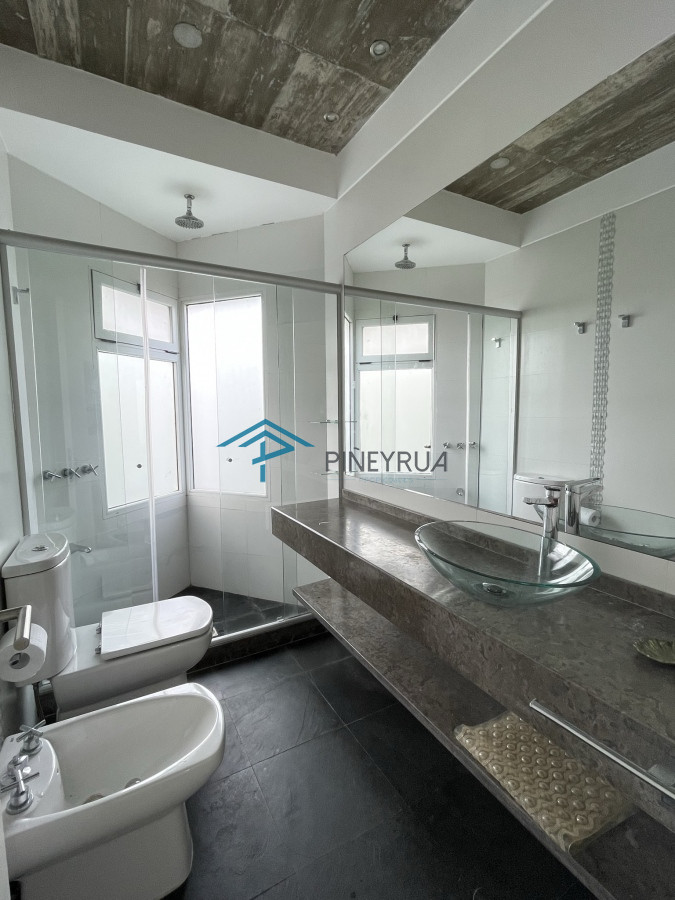 Casa ID.211 - EN VENTA COMODA CASA EN EL CHORRO CON PISCINA 5 DORMITORIOS