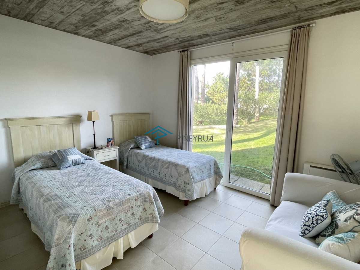 Casa ID.130 - MODERNA PROPIEDAD EN VENTA EN EL CLUB LAGUNA BLANCA 5 DORMITORIOS