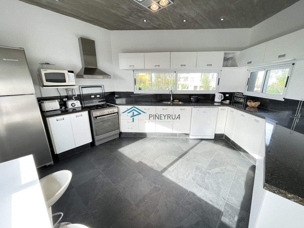 Casa ID.211 - EN VENTA COMODA CASA EN EL CHORRO CON PISCINA 5 DORMITORIOS