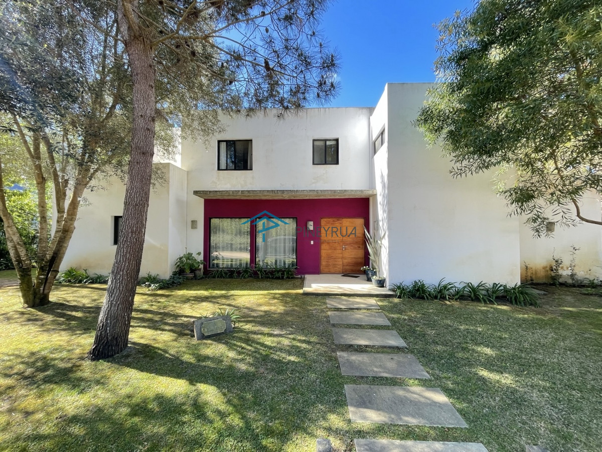 Casa ID.311 - CASA EN VENTA EN BARRIO CERRADO LAGUNA BLANCA 7 DOTMITORIOS