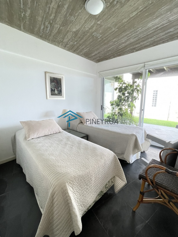 Casa ID.211 - EN VENTA COMODA CASA EN EL CHORRO CON PISCINA 5 DORMITORIOS