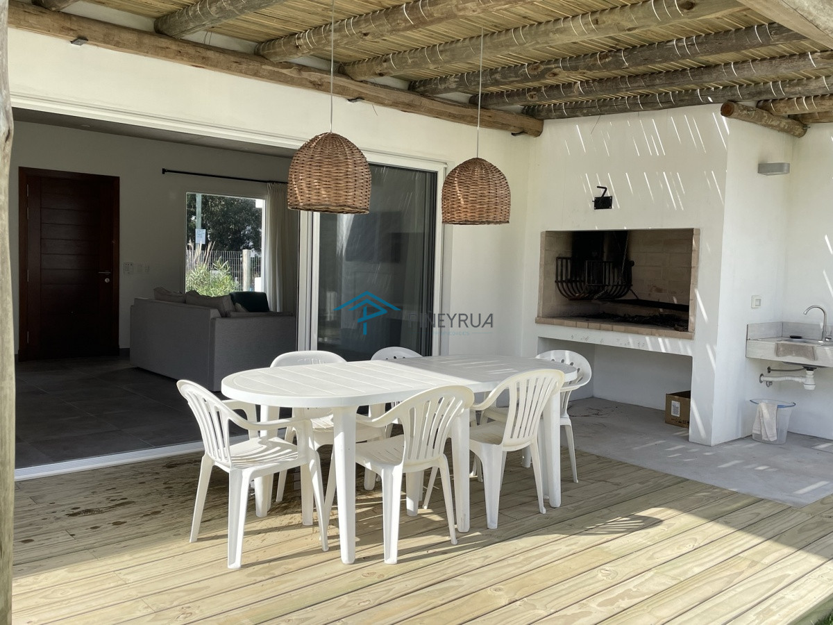 Casa ID.106 - EN VENTA CASA A ESTRENAR EN LA BARRA 3 DORMITORIOS Y PISCINA