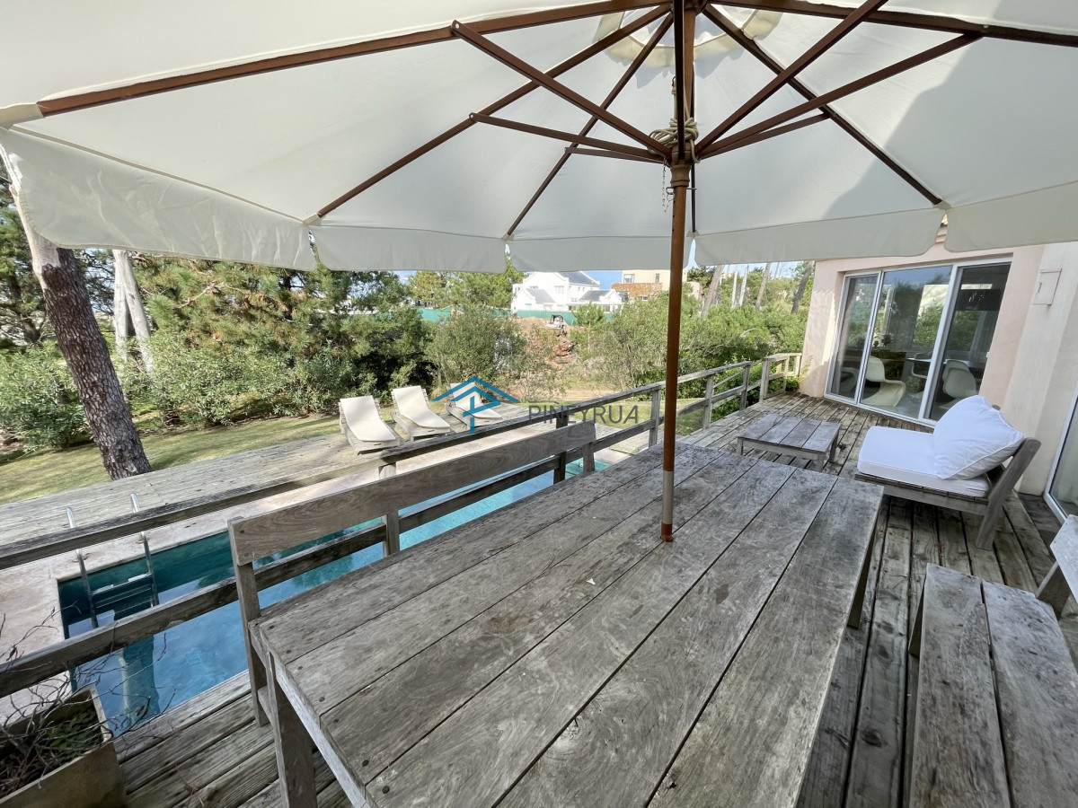 Casa ID.130 - MODERNA PROPIEDAD EN VENTA EN EL CLUB LAGUNA BLANCA 5 DORMITORIOS