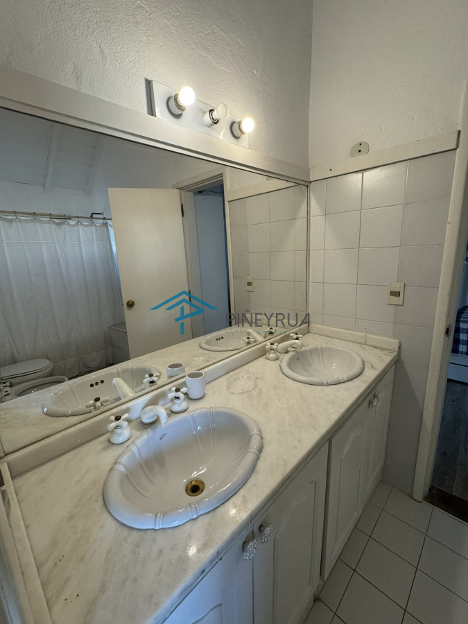 CASA EN VENTA  MONTOYA 4 DORMITORIOS Y SERVICIO