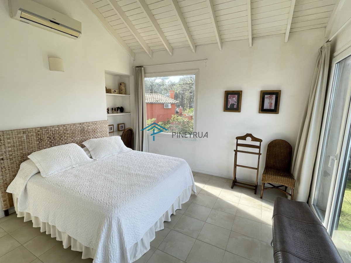 Casa ID.130 - MODERNA PROPIEDAD EN VENTA EN EL CLUB LAGUNA BLANCA 5 DORMITORIOS