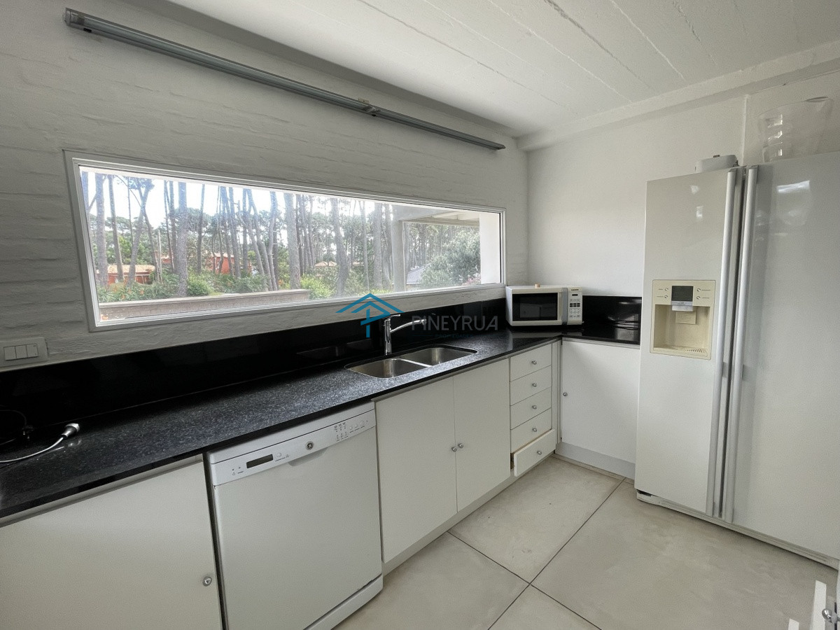 Casa ID.129 - EXCELENTE PROPIEDAD EN VENTA EN LAGUNA BLANCA 5 DORMITORIOS