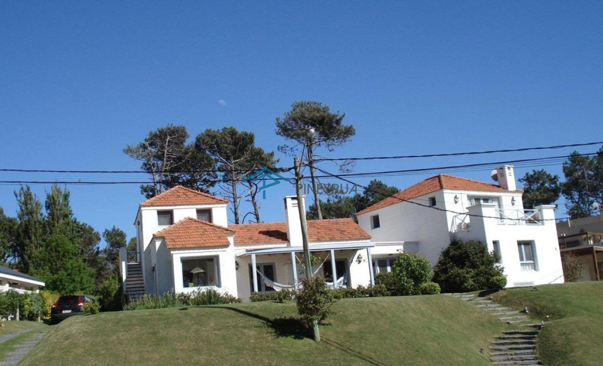 Casa ID.175 - EN VENTA CASA EN MONTOYA CON VISTA AL MAR Y PISCINA 4 DORMITORIOS