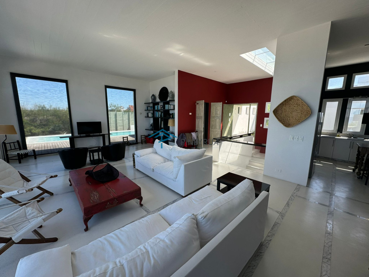 Casa ID.381 - IMPRESIONANTE CASA EN ALQUILER FRENTE AL MAR EN LA BARRA