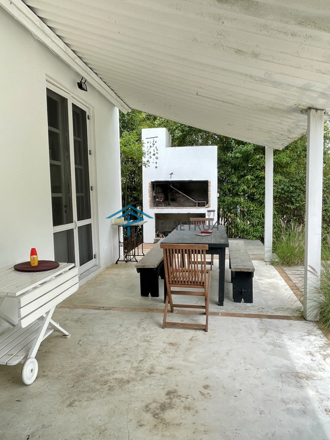 Casa ID.131 - CASA EN VENTA EN ZONA TRANQUILA DE LA BARRA 3 DORMITORIOS Y PILETA